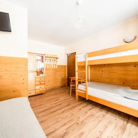 Schronisko Pttk Orlica ゲストハウス シュツァブニツァ