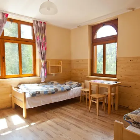 Schronisko Pttk Orlica 3* シュツァブニツァ